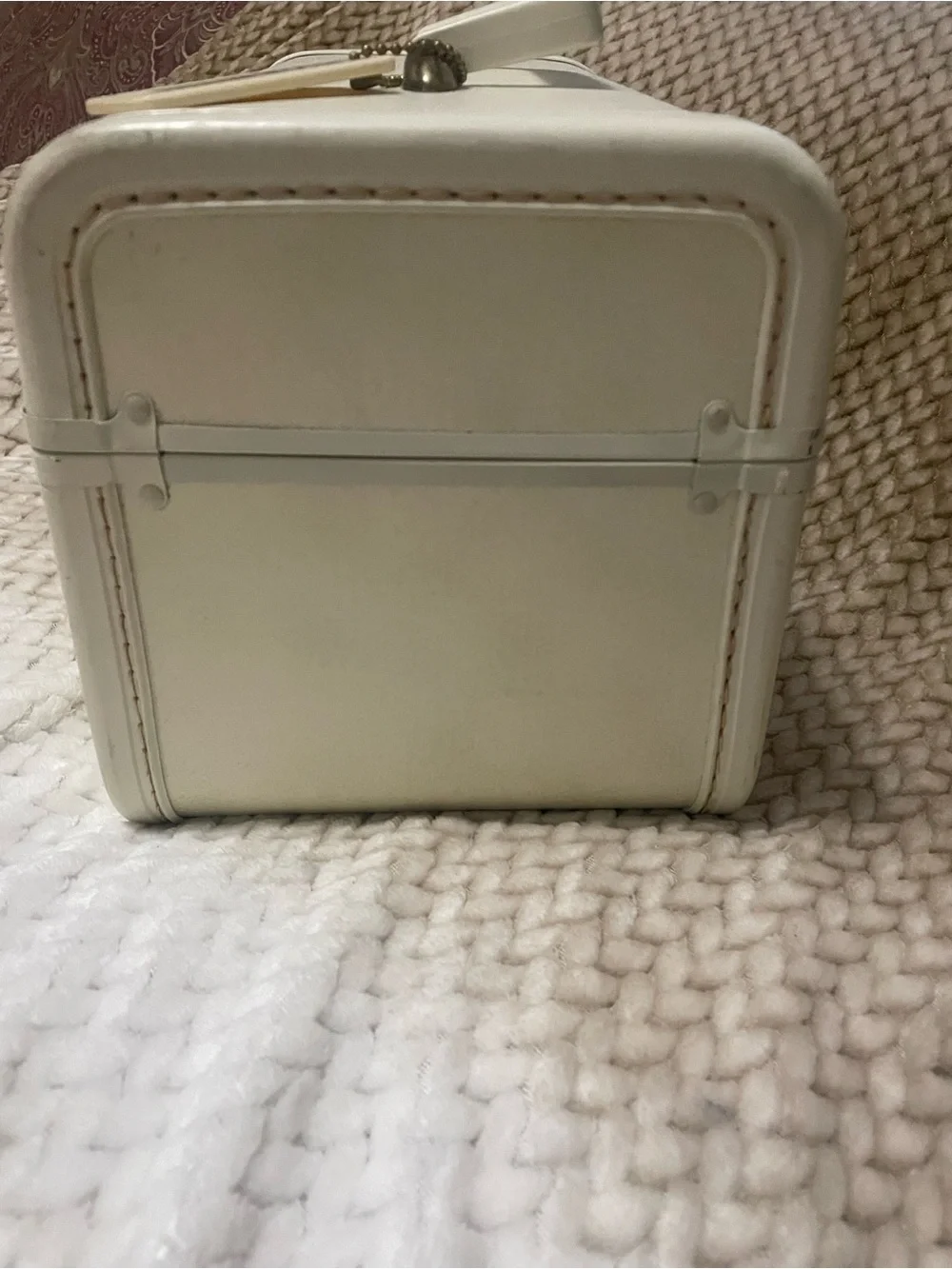 Taperlite Vintage Hard-Shell Train Case in Off-White
